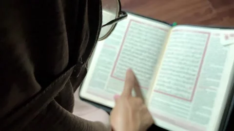 4K Slow Motion Selective Focus Young Woman Reciting Qur'an Camera Static Stockbeeldmateriaal 337228495