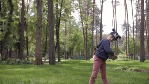 4K Slow Motion Shot Of A Cute Girl Throwing A Frisbee Video stock 131668922