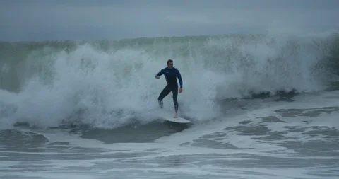 4K Slow Motion Of Surfer Riding Wave In Cloudy Weather 库存影片 111663186