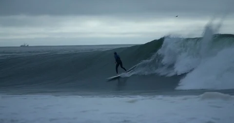 4K Slow Motion Surfer Riding Wave With Bird and Boat In The Background 库存影片 111663223