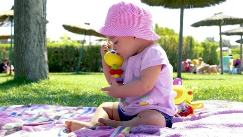 4k slow motion vertical video of a smiling baby sitting on a towel Stockbeeldmateriaal 220842756