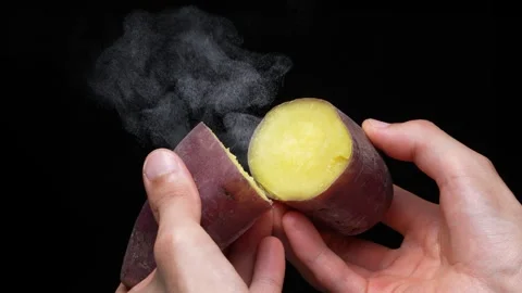 4K slow motion video of a baked potato slowly cracked open and steam coming out. 스톡 동영상 283071136