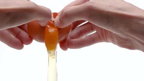 4K slow motion video of breaking an egg. Video stock 321924719