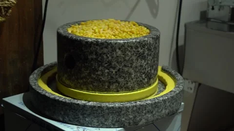 4K slow-motion video of electric manual mill grinding corn slurry Vídeos de archivo 334906005