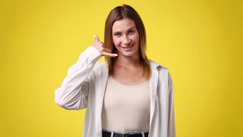4k slow motion video of one woman asks to call someone over yellow background. Vidéo 233718703