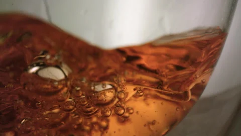 4k slow motion video of tea getting poured in a glass Video stock 253518945