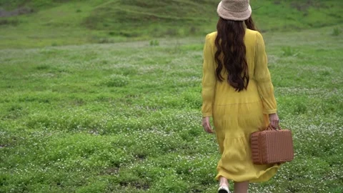 4K slow-motion video of a young girl's back during outdoor spring activities Video stock 334905977
