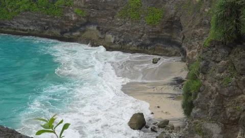 4K slow motion wide shot of Kelingking beach and scenic cliffs 스톡 동영상 337088179