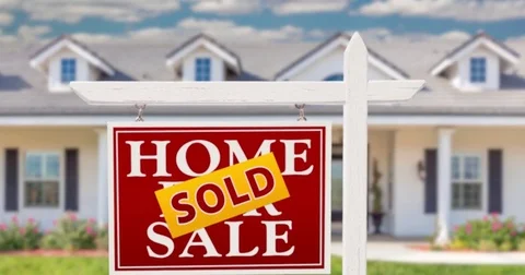 4k Slow Pan and Zoom of Beautiful Custom Home and For Sale Real Estate Sign Vidéo 82212997