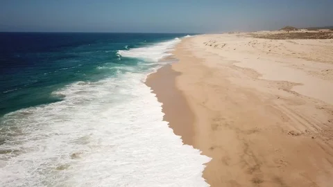 4K SLOW PULL PAN BEACH TO SHORE 스톡 동영상 105838735