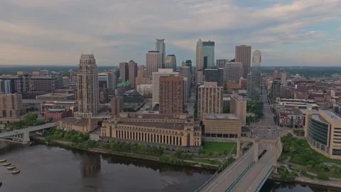 4K Slow Reverse Aerial View of Minneapolis Skyline Overlooking Mississippi River Stock Footage 283339382