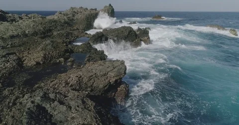 4k Slowmotion drone shot of powerful ocean waves crashing rocks in Tenerife 스톡 동영상 84191162