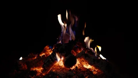 4K - Small campfire. looped video Stock-Footage 124393012