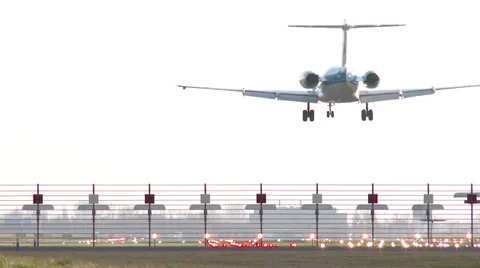 4K Small private jet landing Vidéo 34993938