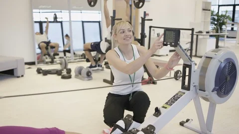 4K Smiling personal trainer helping clients to train in modern gym 動画素材 75851738