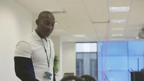 4K Smiling personal trainer helping clients to train in modern gym Video stock 75854246