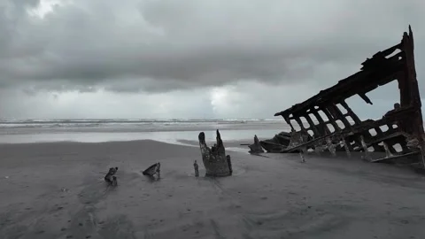 4K smooth stabilized footage of the Peter Iredale shipwreck in Fort Stevens, OR 스톡 동영상 328986219
