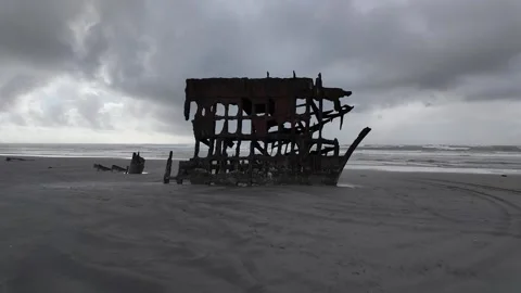 4K smooth stabilized footage of the Peter Iredale shipwreck in Fort Stevens, OR 스톡 동영상 328986254