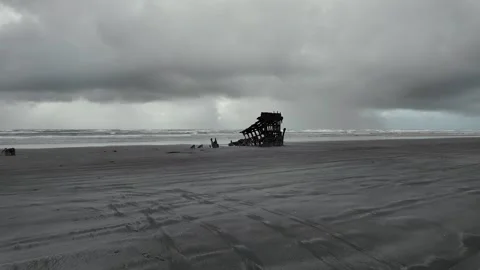 4K smooth stabilized footage of the Peter Iredale shipwreck in Fort Stevens, OR 動画素材 328986276