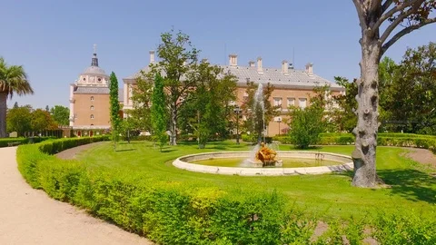 4K Spain architecture Aranjuez Royal Palace and garden POV steadicam. Vidéo 105952404