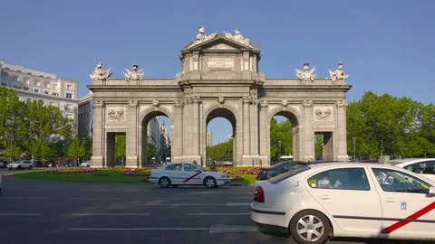 4K Spain Madrid architecture landmarks Puerto de Alcala, time-lapse. Vídeo Stock 107259078