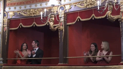4K spectators clapping in opulent theatre and leaving Stockbeeldmateriaal 92467759