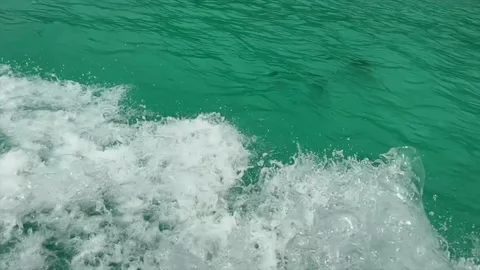 4K Splashing waves in the Ocean from the side of a Traveling Boat on the sea, sl Stock-Footage 337517563