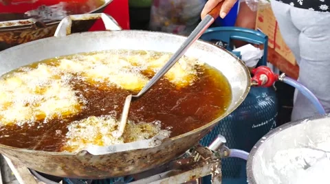4K spring roll and all deep fried in pan with hot oil at chinese restaurant i Vídeo Stock 68342076