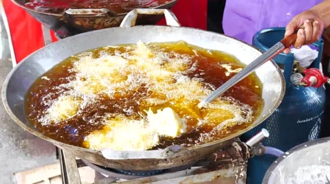 4K spring roll and all deep fried in pan with hot oil at chinese restaurant i Stockbeeldmateriaal 68342080