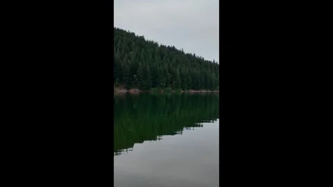 4K stabilized pocket action camera footage of peaceful Yale Lake in Washington  库存影片 334849826