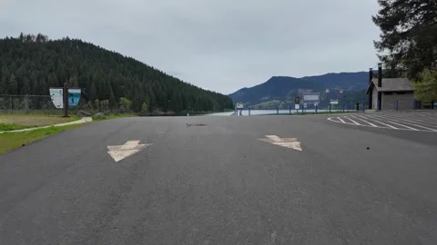 4K stabilized pocket action camera footage of picnic areas beside Yale Lake, USA 库存影片 334849829