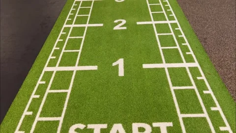 4K Start 1-8 Green Sports track Pan down 5 4 3 2 1 Start  Determined Practicing 動画素材 251949343