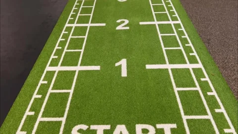 4K Start 1-8 Green Sports track 1-2-3-4-5 Determined Practicing - Pan up 動画素材 251949344