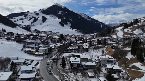 4K Static Aerial View: Saalbach-Hinterglemm Ski Resort and Alpine Vídeos de archivo 328315607