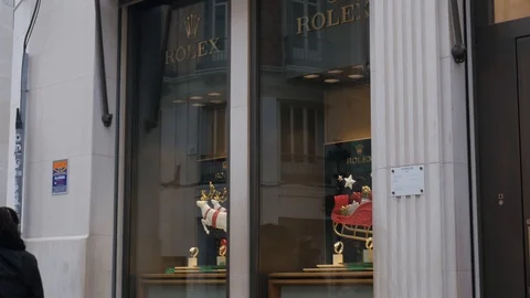 4k static shot a young asian couple watching the window display of a jewellery. Stock Footage 122814152