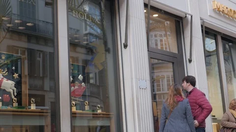 4k static shot of a young couple entering a jewellery with rolex brand. Stock Footage 122815692