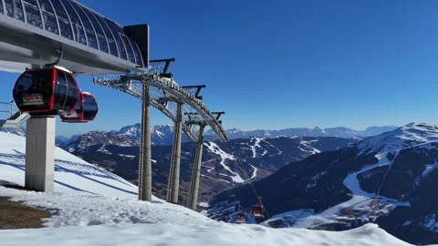 4K Static View of Zwölferkogel Cable Car in Saalbach - Hinterglemm Vídeos de archivo 330955747