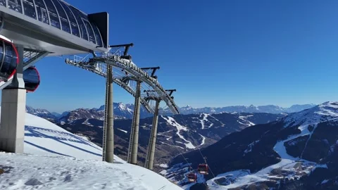 4K Static View of Zwölferkogel Cable Car - Wide Shot Vídeos de archivo 330956334
