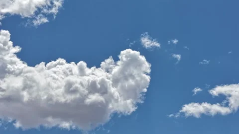 4K Steady Timelapse of a Solitary Cloud Dissipating into a Clear Blue Sky Stock Footage 335921158