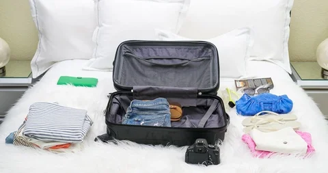 4K Stop Motion Animation Of Empty Suitcase Being Filled Up With Women's Clothes Vidéo 86399370