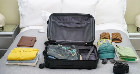 4K stop motion animation of empty suitcase being filled up with men clothes Vídeo Stock 86402116