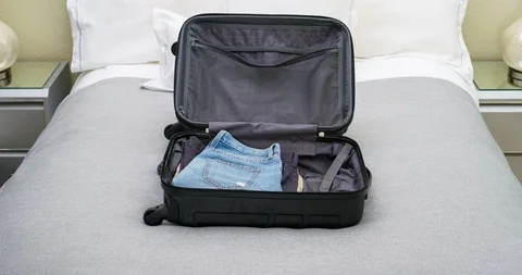 4K stop motion animation of empty suitcase being filled up with men's clothes Vídeo Stock 86450507