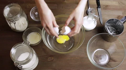 4K Stop-motion Cooking muffins: adding and mixing flour, milk , oil, sugar. 스톡 동영상 61923443