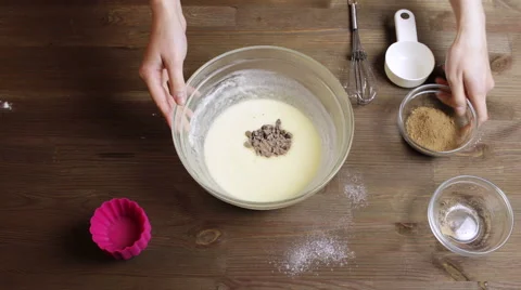 4K Stop-motion Cooking muffins adding and mixing chocolate, cocoa. Filling forms 스톡 동영상 61924731