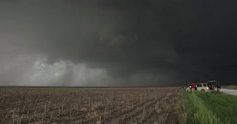 4K Storm chasers and severe thunderstorm. Video stock 40402184