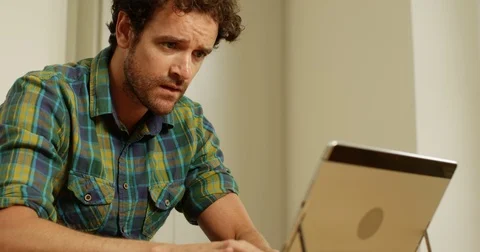 4K Stressed out man working on computer, trying to solve a problem Stockbeeldmateriaal 80571291