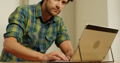 4K Stressed out man working on computer, trying to solve a problem Stockbeeldmateriaal 80628362