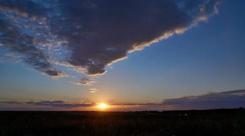 4K. The sun sets on the horizon. Time-lapse. 스톡 동영상 61090197