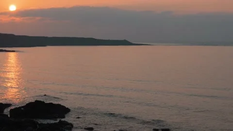 4K sun setting over the sea along the coast of the Llŷn Peninsula, Wales 库存影片 233120329