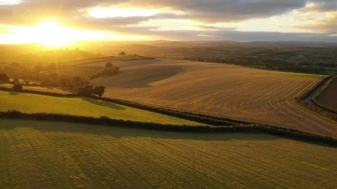 4K Sunset Flight Over Devon Farmland 스톡 동영상 104675315